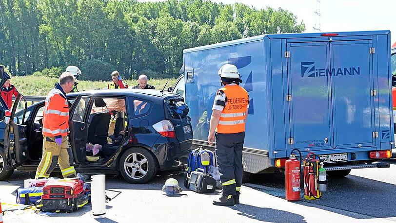 Bei dem Unfall wurden vier Menschen verletzt, der Geldtransporter schwer beschädigt.
