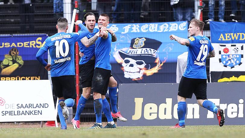 Möglicher Löwen-Gegner in der Relegation: Torjäger Patrick Schmidt (li.) und der 1. FC Saarbrücken.