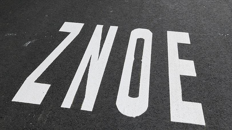 Pforzheim: Der Schriftzug "30 ZNOE" steht auf einer Straße in einer 30er Zone.