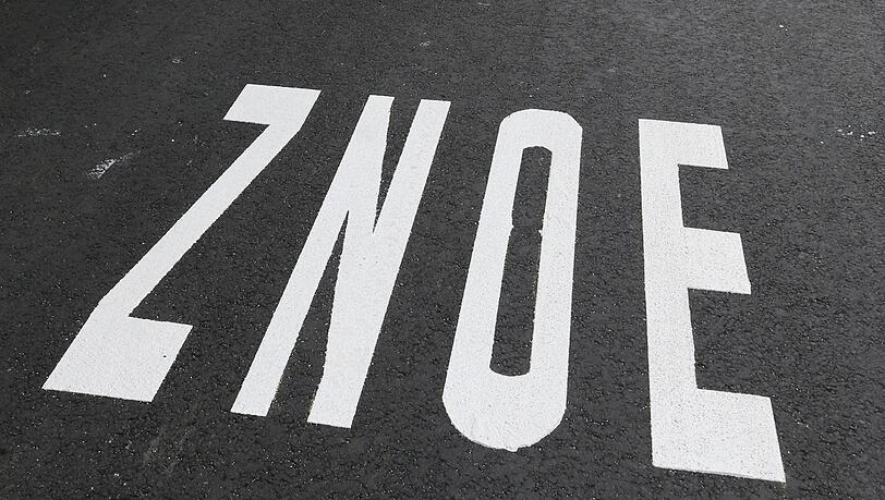 Pforzheim: Der Schriftzug "30 ZNOE" steht auf einer Straße in einer 30er Zone. Pforzheim: Der Schriftzug "30 ZNOE" steht auf einer Straße in einer 30er Zone.