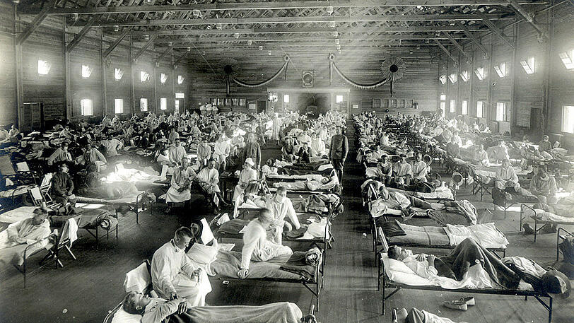 Bett an Bett: Grippe-Patienten 1918 in einem Notfall-Hospital in Kansas.