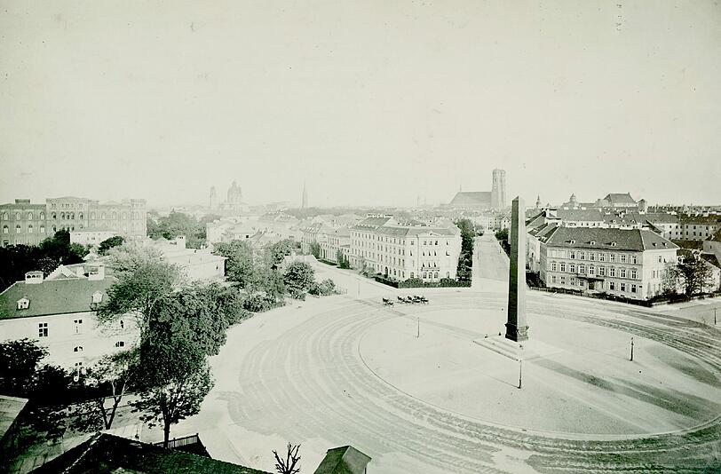 Der Karolinenplatz aus der Höhe. 1833 enthüllt, erinnert der Obelisk an die bayerischen Gefallenen des Russlandfeldzuges Napoleons 1812. Diese Aufnahme ist um 1870 entstanden.