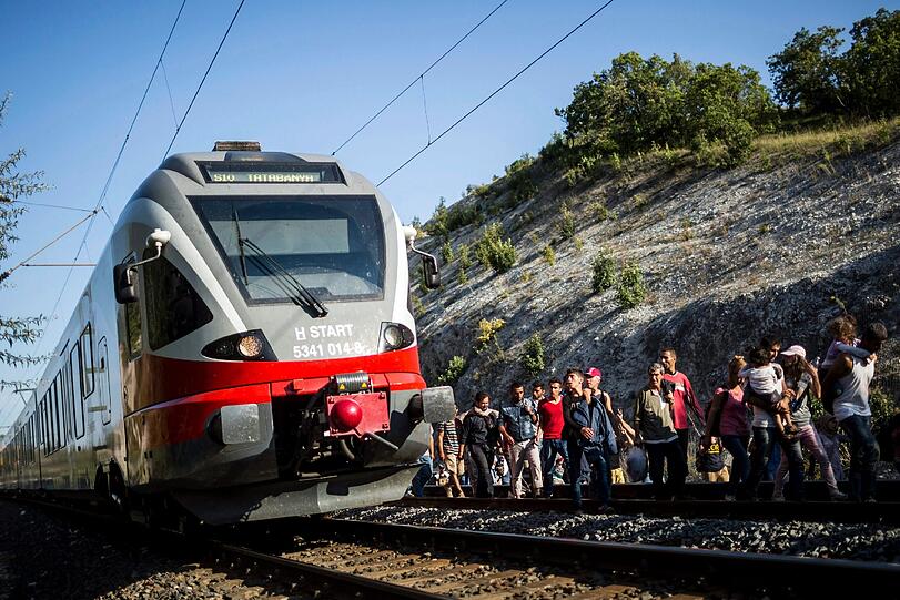 Rund 3000 Flüchtlinge sind an der Grenzstation in Österreich angekommen. Die Bilder von dem ungarischen Flüchtlingsstrom.