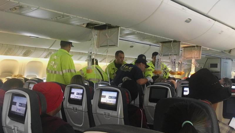 Das vom Hurricane Fall zur Verfügung gestellten Foto zeigt Einsatzkräfte, die sich nach einer außerplanmäßigen Landung um Passagiere in der Flugzeugkabine kümmern. Das vom Hurricane Fall zur Verfügung gestellten Foto zeigt Einsatzkräfte, die sich nach einer außerplanmäßigen Landung um Passagiere in der Flugzeugkabine kümmern.