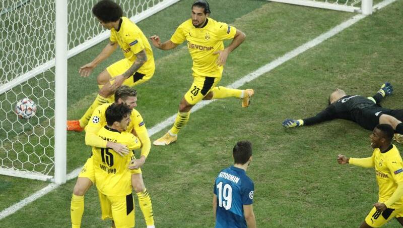 Die Dortmunder Spieler jubeln über das Tor zum 1:1-Ausgleich durch Lukas Piszczek.