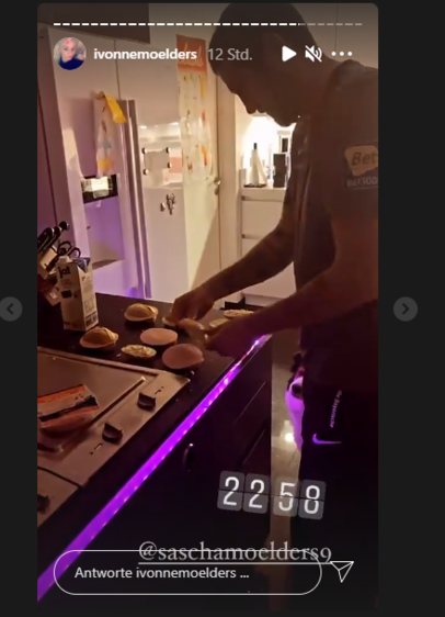 Sascha Mölders gönnt sich sechs Wurstsemmeln. Sascha Mölders gönnt sich sechs Wurstsemmeln.