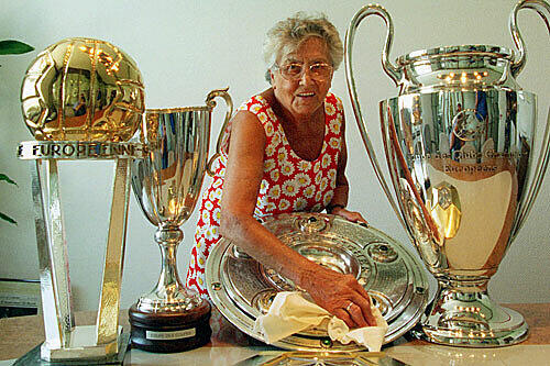 Sorgte fast 30 Jahre für den glänzenden Zustand der zahlreichen Trophäen des FC Bayern: Maria Meissner