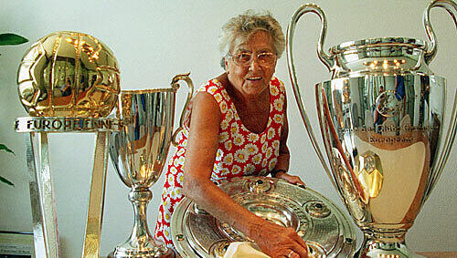 Sorgte fast 30 Jahre für den glänzenden Zustand der zahlreichen Trophäen des FC Bayern: Maria Meissner Sorgte fast 30 Jahre für den glänzenden Zustand der zahlreichen Trophäen des FC Bayern: Maria Meissner
