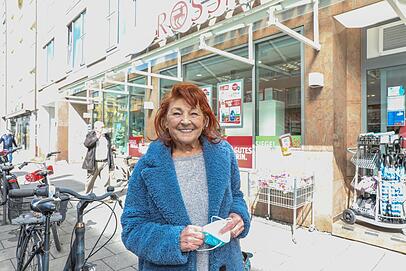 "Ohne Maske ist mir das Risiko zu groß", sagt Heidi Hutterer (75). "Ohne Maske ist mir das Risiko zu groß", sagt Heidi Hutterer (75).