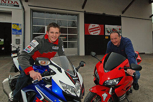 Daheim in der Garage. Stefan Bradl und Vater Helmut vor dem Motorrad-Geschäft in Zahling.