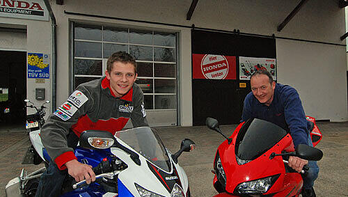 Daheim in der Garage. Stefan Bradl und Vater Helmut vor dem Motorrad-Geschäft in Zahling. Daheim in der Garage. Stefan Bradl und Vater Helmut vor dem Motorrad-Geschäft in Zahling.