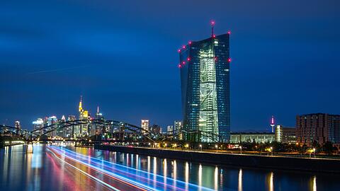 Lichter der Frankfurter Bankenskyline und der Europäischen Zentralbank (EZB) leuchten am Abend.