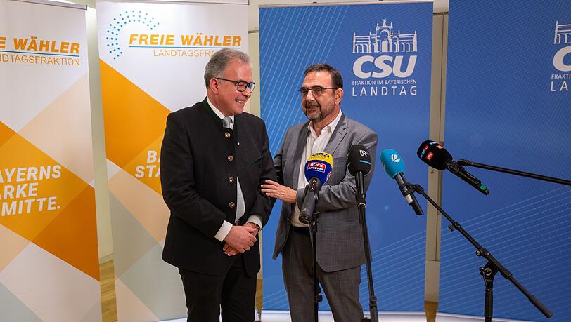 Die Spitzen der beiden Regierungsfraktionen, Florian Streibl (Freie Wähler, links) und Klaus Holetschek (CSU) fordern mehr Einsatz eines jeden einzelnen Bürgers für den Erhalt und Schutz der Demokratie. (Archivbild)