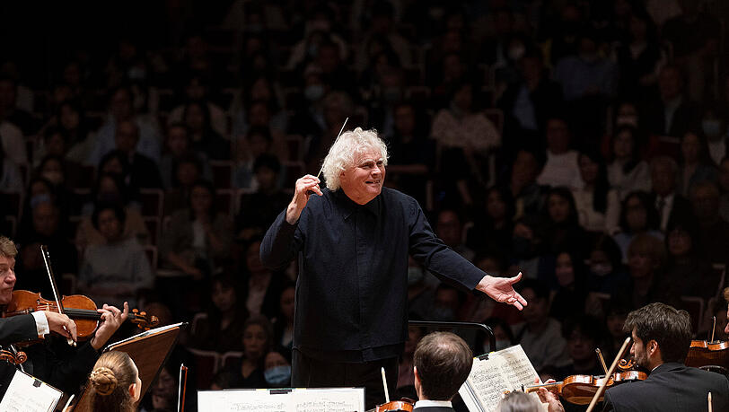 Sir Simon Rattle dirigiert. Sir Simon Rattle dirigiert.