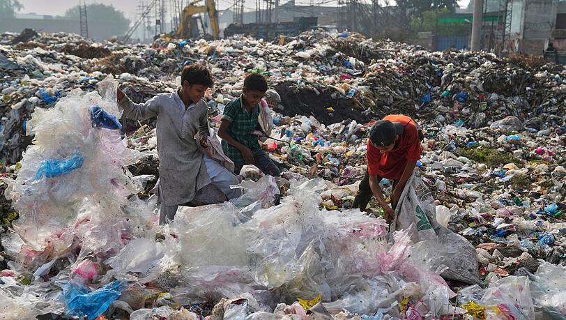 Plastikabfall wird auch exportiert und vermüllt viele Entwicklungsländer (Symbolbild)