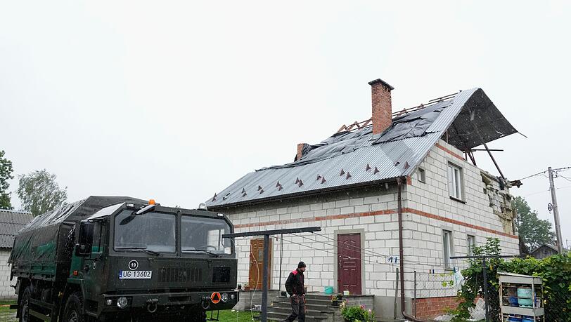 Ein Mann geht an einem beschädigten Haus vorbei, nachdem russische Drohnen den polnischen Luftraum verletzt haben. (Archivbild)