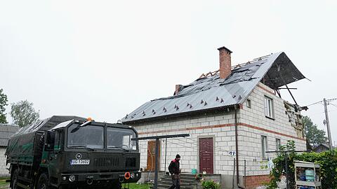 Ein Mann geht an einem beschädigten Haus vorbei, nachdem russische Drohnen den polnischen Luftraum verletzt haben. (Archivbild)