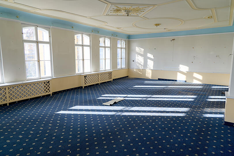 Royal-blau: der Teppichboden im Bayerischen Hof.