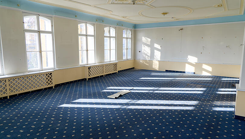 Royal-blau: der Teppichboden im Bayerischen Hof.