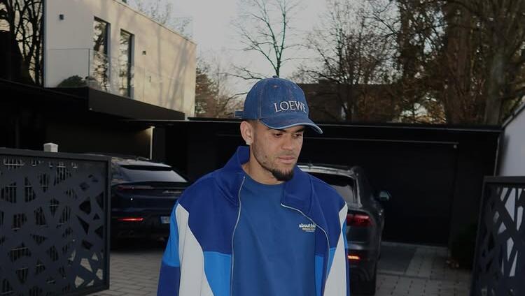 Blaues Outfit und dazu noch eine "Loewe"-Cap: Luis D&iacute;az leistete sich auf Instagram einen Fashion-Fauxpas.