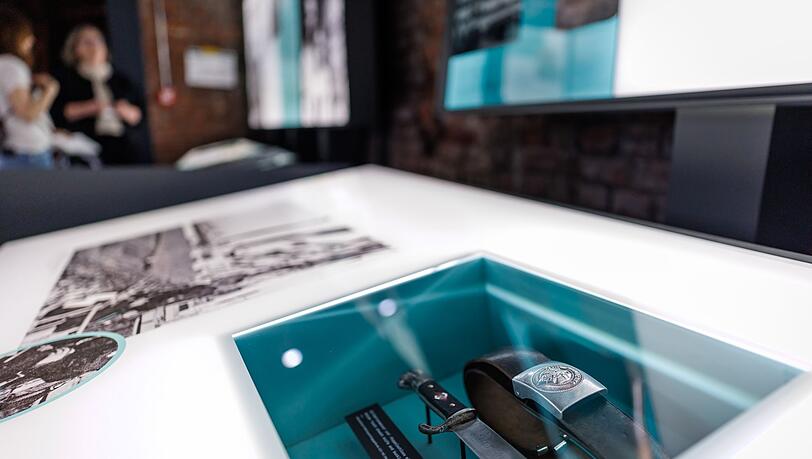 Anhand von 500 Original-Dokumenten, 250 Objekten und visuellen Elementen erzählt die Ausstellung die Geschichte des Reichsparteitagsgeländes. Anhand von 500 Original-Dokumenten, 250 Objekten und visuellen Elementen erzählt die Ausstellung die Geschichte des Reichsparteitagsgeländes.