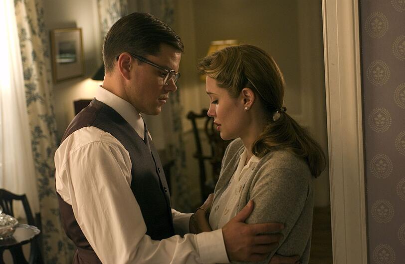 Clover Russel (Angelina Jolie) wurde nach einer kurzen Affäre mit Edward Wilson (Matt Damon) schwanger - die Ehe der beiden ist eine leidenschaftslose Pflichtübung. Clover Russel (Angelina Jolie) wurde nach einer kurzen Affäre mit Edward Wilson (Matt Damon) schwanger - die Ehe der beiden ist eine leidenschaftslose Pflichtübung.