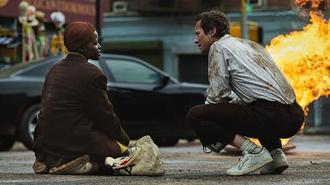 Samira (Lupita Nyong'o, l.) verb&uuml;ndet sich im Zuge der Alien-Apokalypse mit dem Studenten Eric (Joseph Quinn, r.).
