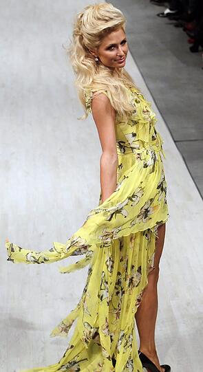 Paris Hilton setzte den knallengen, gelben Schlusspunkt der Mode-Woche.