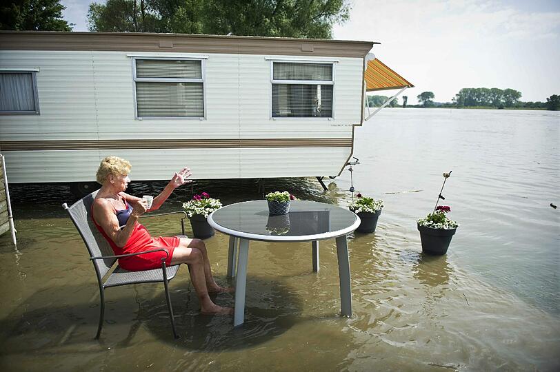 Diese Camper im niederländischen Gendt lassen sich vom Hochwasser nicht beeindrucken.