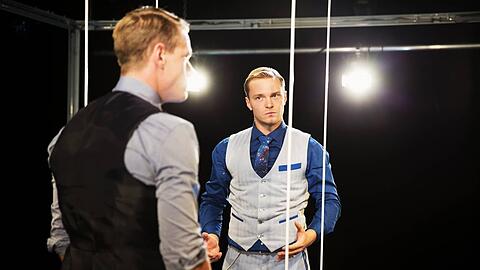 Max Wagner als der Große Gatsby: Geld, Macht, blinde Romantik und Realitätsverlust.
