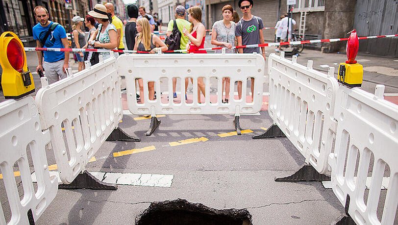 Unerwartetes Hindernis bei der Christopher Street Day Parade in Köln. Unerwartetes Hindernis bei der Christopher Street Day Parade in Köln.