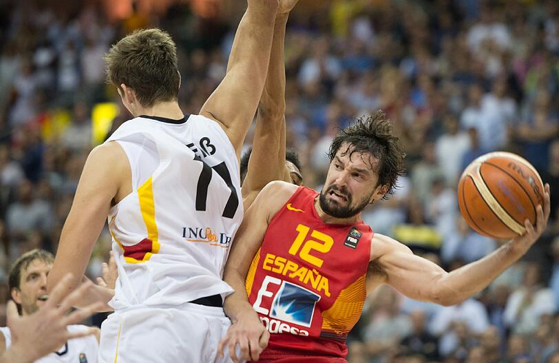 Spaniens Sergio Llull (r) versucht sich gegen Deutschlands Tibor Pleiß (l) durchzusetzen.