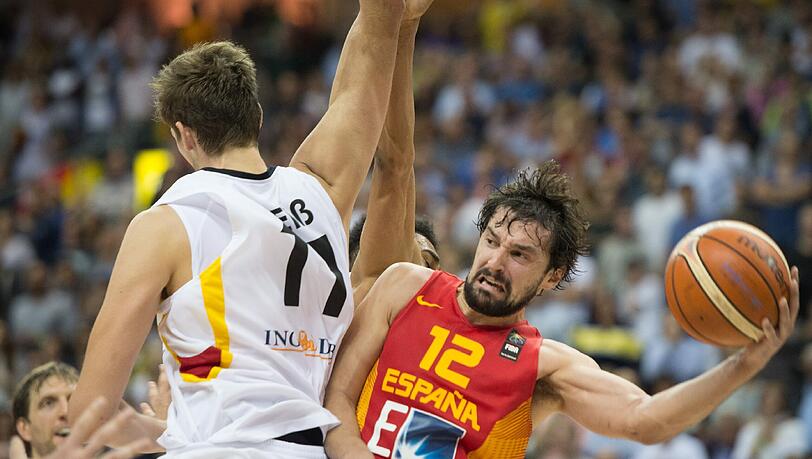 Spaniens Sergio Llull (r) versucht sich gegen Deutschlands Tibor Pleiß (l) durchzusetzen. Spaniens Sergio Llull (r) versucht sich gegen Deutschlands Tibor Pleiß (l) durchzusetzen.