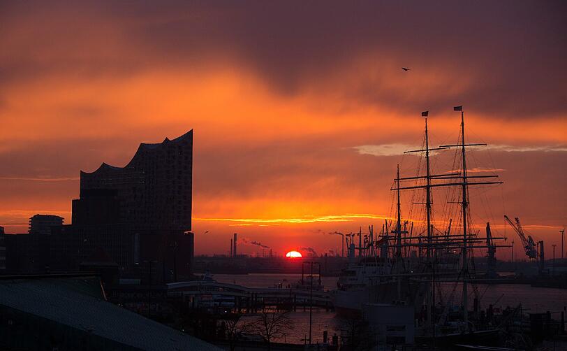 Auch der Norden kann schön sein. Sonnenaufgang über Hamburg