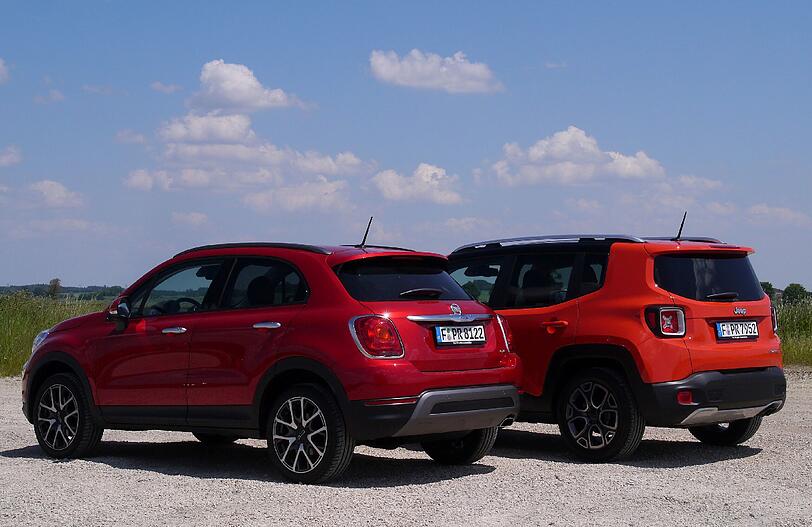 In der Heckansicht erkennt man, warum der Kofferraum des kantigen Jeep besser zu nutzen ist als der des runden Fiat.