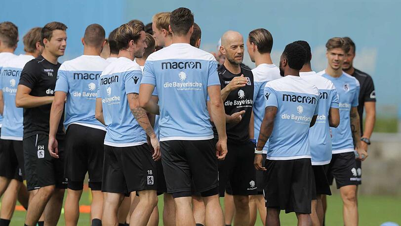 Aushilfstrainer des TSV 1860 in Abwesenheit von Daniel Bierofka: Günther Gorenzel gibt im ersten Training Anweisungen.