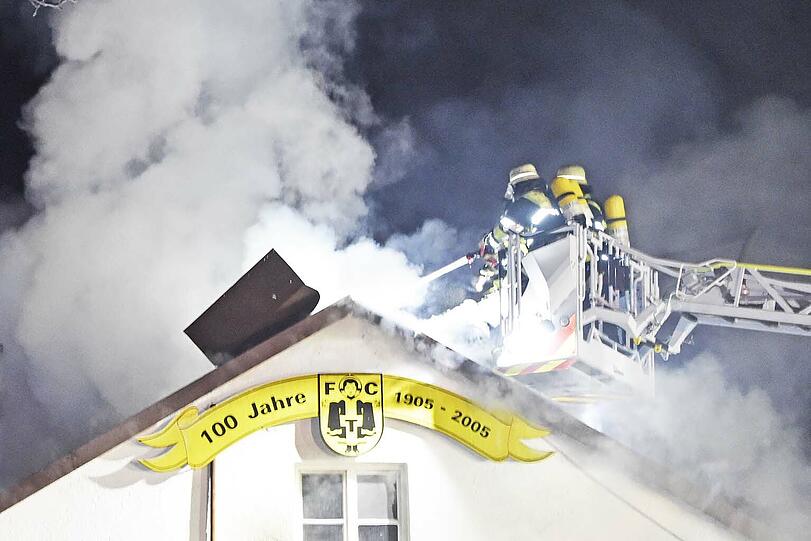 Während der Weihnachtsfeier des FC Teutonia München brach im Vereinsheim Feuer aus. Die Bilder.