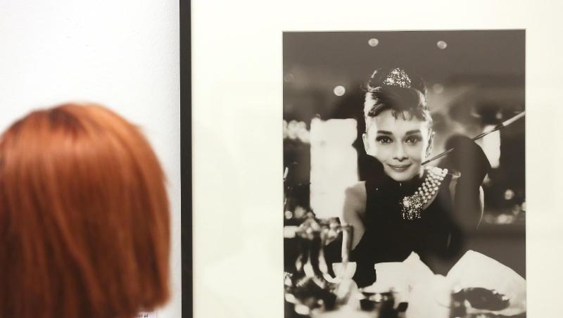 Ein Foto von Audrey Hepburn für "Frühstück bei Tiffany" (1961) von Bud Faker. Ein Foto von Audrey Hepburn für "Frühstück bei Tiffany" (1961) von Bud Faker.