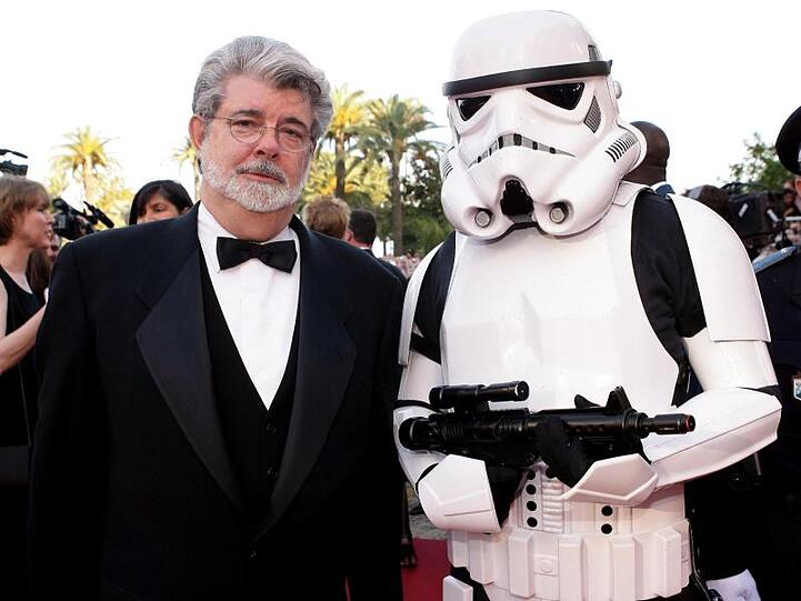 George Lucas (l) auf dem roten Teppich mit einem "Star Wars Stormtrooper" in Cannes.