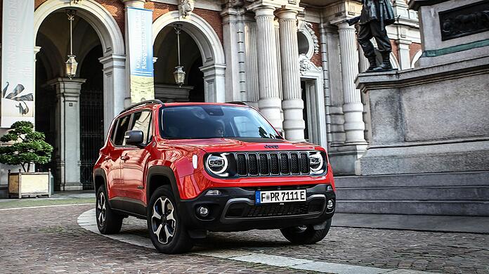 Der Jeep Renegade 4Xe ist gerade in der Stadt besonders lange elektrisch unterwegs.
