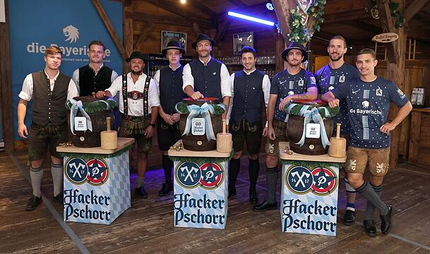 Die Dreier-Teams der Tölzer Löwen, des EHC und von 1860 kämpften um den Titel des Wiesn-Champions von Sponsor Hacker Pschorr.