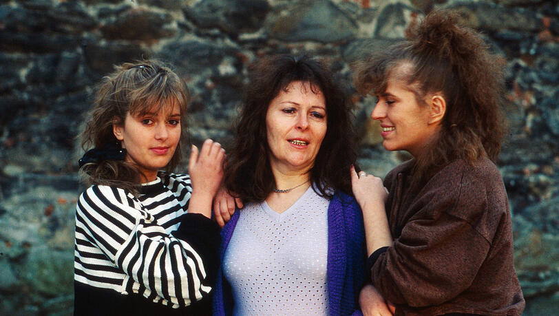 Karin Thaler, ihre Mutter Hedwig und ihre Schwester Anita im Jahr 1988. Karin Thaler, ihre Mutter Hedwig und ihre Schwester Anita im Jahr 1988.