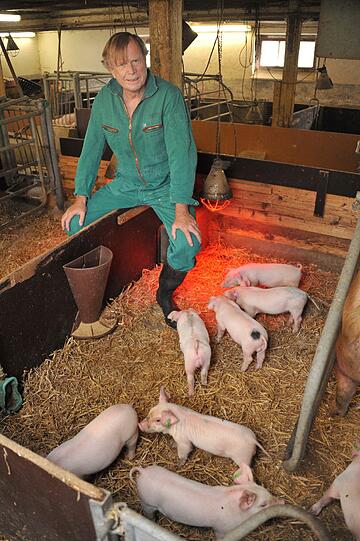 Bruno Reichart und die Schweinchen: Der Herzchirurg würde gerne Menschen mit Schweinherzen das Leben retten. In dert AZ erklärt der weltbekannte Arzt sein spektakuläres Projekt