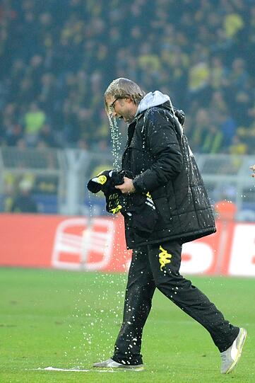 Spielerfrauen stürmen den Rasen, Klopp knutscht alle: Die Dortmunder lassen's krachen. Die Bilder von der BVB-Party