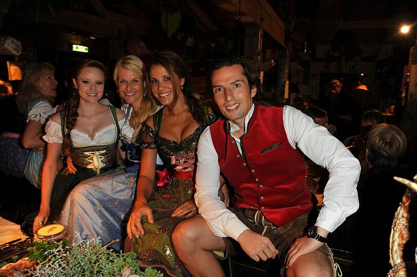 Quirin Bergn, der Hahn im Korb. Er sitzt mit Barbara Meier, Natascha Grün und Karen Webb zu Tische.