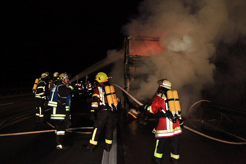 Ein Reisebus aus den Niederlanden steht auf der A8 in Richtung München in Flammen. Die Bilder vom Feuerwehreinsatz.
