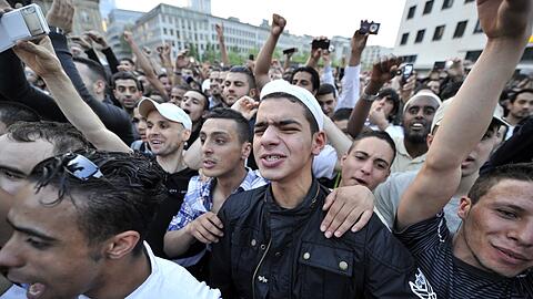 Eine Aufnahme, die Sorgen bereitet: Muslimische Jugendliche jubeln in Frankfurt am Main einem salafistischen Prediger zu.