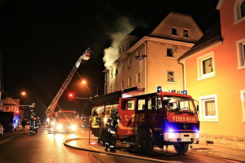 Ein Mann in Küps hat mit einer Zigarette seine Wohnung in Brand gesetzt - die Bilder vom Feuerwehreinsatz.