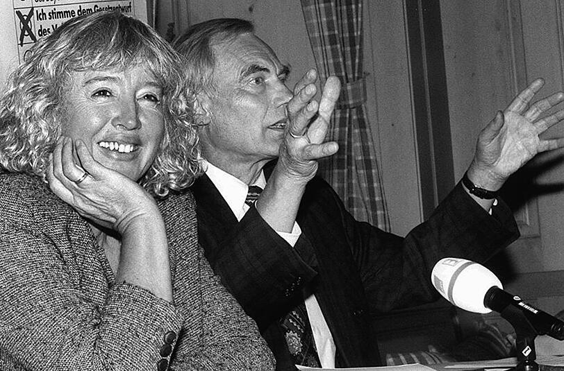 Januar 1995: Georg Kronawitter und Bayerns SPD-Chefin Renate Schmidt plädieren auf einer Pressekonferenz im Münchner Landtag für den Gesetzentwurf des Volksbegehrens "Mehr Demokratie" in Bayern.