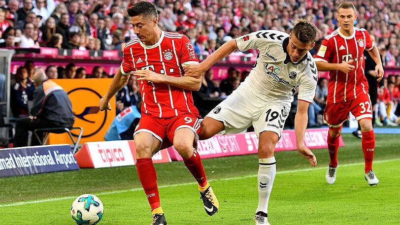ROBERT LEWANDOWSKI (l.) NOTE 3: Der Pole konnte im Fernduell mit Dortmunds Pierre-Emerick Aubameyang vorlegen: Nach Müller-Pass traf Lewandowski zum 4:0, sein neuntes Saisontor in der Liga. Hat nun 86 Bundesliga-Tore für Bayern erzielt - wie Präsident Uli Hoeneß.